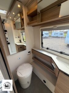 Dethleffs Nomad 490 EST el. Fußbodenhe Glattblech – Ansicht 8