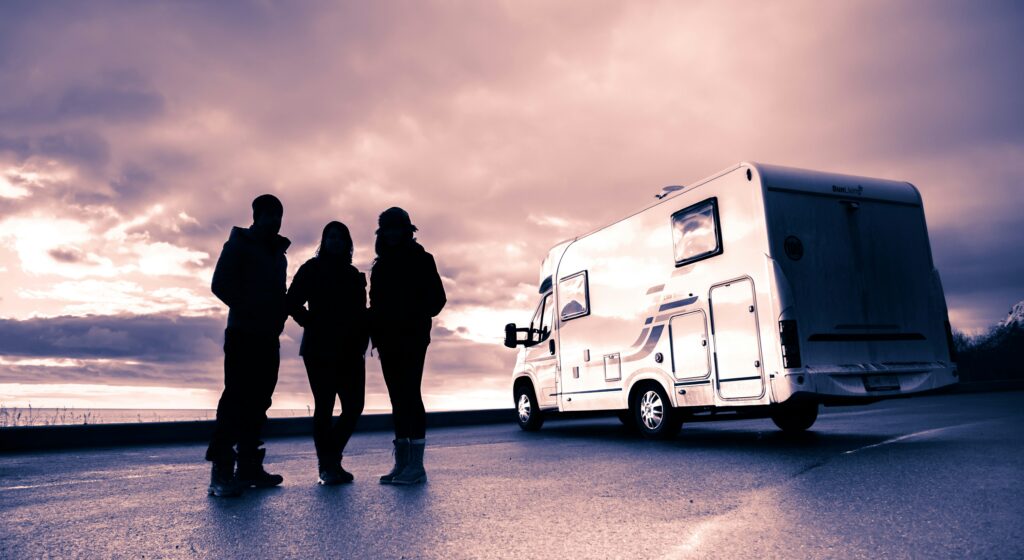 Wohnmobil mit Familie im Winter
